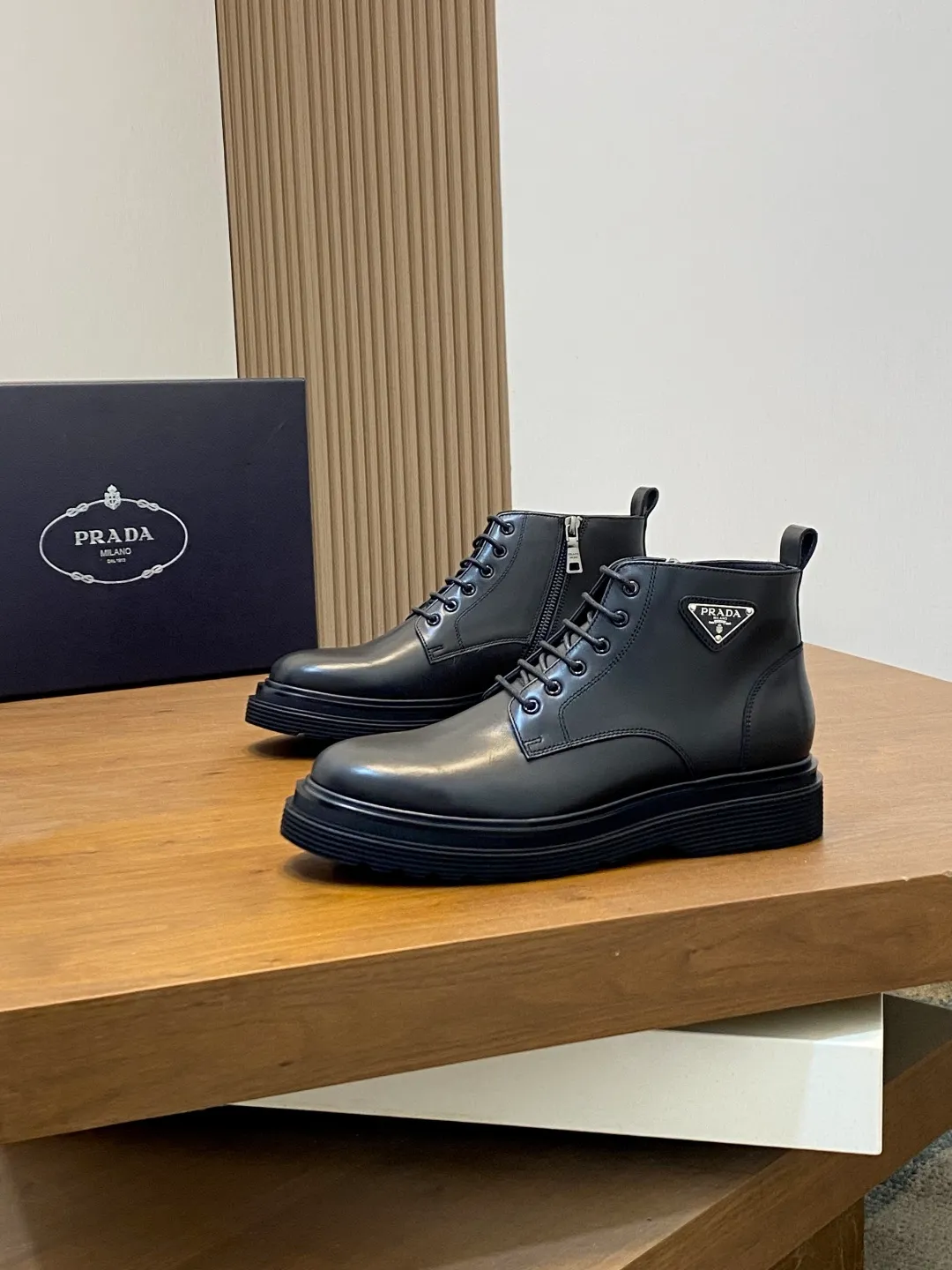 Men's men's shoes💰900 Prada/Prada Thick-soled formal wear shipped, same style at the counter, top-quality goods produced in Dongguan, those who know the goods should hurry up and start! New men's casual leather shoes, imported calfskin, shiny and translucent leather, uniform leather holes, fine texture, splicing and sewing technology, soft, comfortable and wrinkle-free, elegant Derby shoe shape, thickened and heavy-duty made, high-quality products that kill all currencies in the market, standard gold-label cowhide feet, calfskin lining, thickened rubber sole, durable and wear-resistant, ultra-light material, extremely comfortable for the upper foot, smooth surface, splicing lines, two styles to choose from, complete packaging! Size: 39-40-41-42-43-44 (45 customized) leather shoes